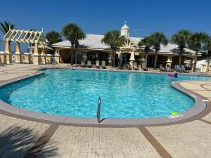 una gran piscina frente a un resort en Mandevilla, en Gulf Shores
