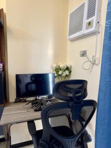 TV a/nebo společenská místnost v ubytování Bayfront 1BR Condo in Pasay Manila with Wi-Fi, Netflix & Pool Access, Near NAIA Airport, Mall of Asia, OKADA, CCP & PICC