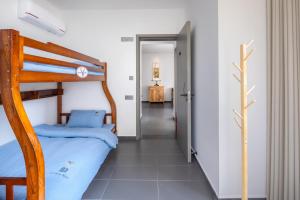 Una cama o camas en una habitación de Phoenix Tree Lodge