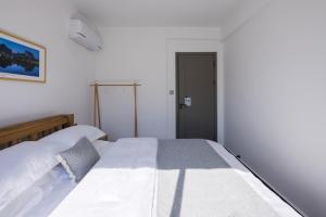 Una cama o camas en una habitación de Phoenix Tree Lodge