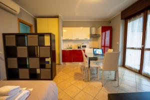 Kuchyň nebo kuchyňský kout v ubytování Turin Airport premium apartment G