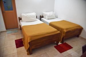 En eller flere senge i et værelse på Urumaya Resort & Eco Farm
