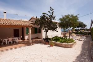 Casa con patio con mesa y sillas en Casa Maremar, en Cala Figuera