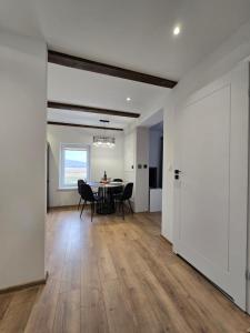 una sala de estar vacía con mesa y sillas en Apartament Gołębiewscy, en Boguszów-Gorce
