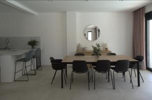 a dining room with a table and chairs and a mirror at Luxury Villa Mandy - Split in Žrnovnica