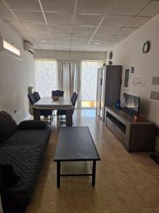 Кухня или мини-кухня в Family Vacation Casita
