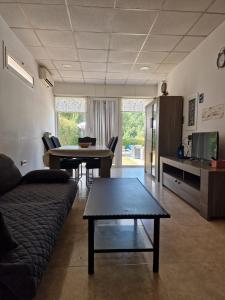 Телевизор и/или развлекательный центр в Family Vacation Casita