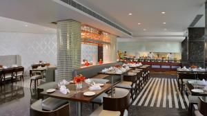 Restaurace v ubytování Fortune Park Sishmo, Bhubaneswar - Member ITC Hotels' Group