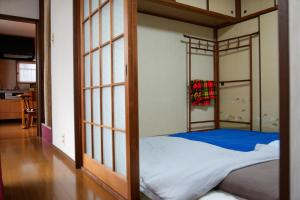 Una cama o camas en una habitación de 6minto Osaka sta Traditional home withJapanese Local