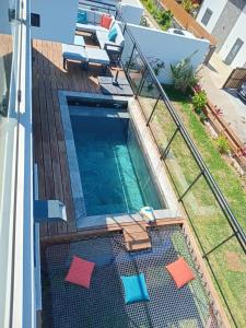 בריכת השחייה שנמצאת ב-L'Anse des Baleines, Vue panoramique sur l'océan, Piscine & Confort 4 étoiles או באזור