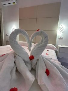 A bed or beds in a room at Confort Suites