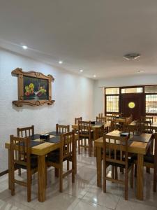een eetkamer met houten tafels en stoelen bij Hotel La Vista 32 in Punta del Este