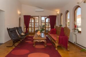 ein Wohnzimmer mit Sofa und Tisch in der Unterkunft Holiday home Lucy with private pool in Kaštela