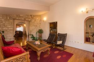 ein Wohnzimmer mit Sofa und Tisch in der Unterkunft Holiday home Lucy with private pool in Kaštela