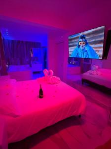 A bed or beds in a room at Confort Suites