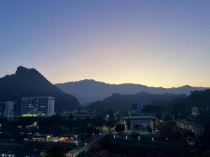 ハザンにあるCao Nguyen Hotel - Tours & Motorbikes Rental - Plateau Travelの山を背景にした街の景色