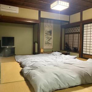 Voodi või voodid majutusasutuse 福のや toas