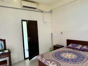 a bedroom with a bed and a window and a door at Royal Rooms at Fridaymarket in Muttamtura +8 photos