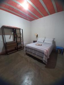 a bedroom with a bed with a red stripe on the ceiling at Cantinho do Ipê Alto Caparaó MG in Caparaó Velho