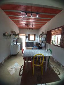 a kitchen with a table and chairs in a room at Cantinho do Ipê Alto Caparaó MG in Caparaó Velho +25 photos