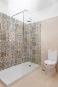 a bathroom with a shower and a toilet at Vila Van Gogh in Luz