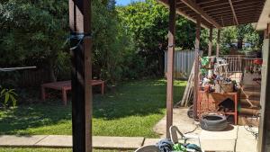 Giardino di BIDWILL GARDENS ON MIDDLETON - Private Room King-Size Bed or Open Lounge Room Floor Mattress SHARED Bathroom FREE Kitchen Essentials FREE Laundry Facilities Fast NBN WIFI HDTV NETFLIX, YOUTUBE, KAYO Private Transport and Meal Services Available On Request