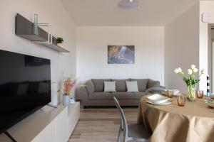 TV a/nebo společenská místnost v ubytování Color Dream Residence + 37 fotografií