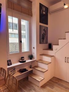 una scala in una stanza con finestra di Cannes Croisette Festival Plage Mer a Cannes