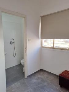 un bagno con wc e finestra di Terminal-Haifa port a Haifa