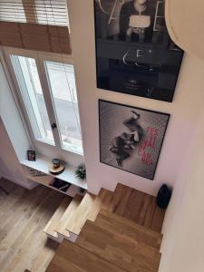 un soggiorno con pavimenti in legno e una grande finestra di Cannes Croisette Festival Plage Mer a Cannes