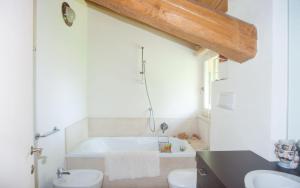 Koupelna v ubytování Villa Monia + 8 fotografií