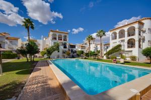 basen przed willą w obiekcie CB Living - Cozy condo with patio, Playa Flamenca w mieście Orihuela Costa