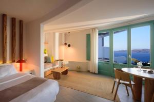 Postel nebo postele na pokoji v ubytování Neptune Luxury Suites