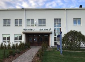 汉科Hangon Asema 2 - lemmikit sallittu的一座名为hanna的白色建筑