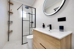 łazienka z umywalką i lustrem w obiekcie CB Living - Cozy condo with patio, Playa Flamenca w mieście Orihuela Costa