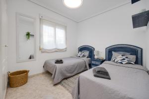 Łóżko lub łóżka w pokoju w obiekcie CB Living - Cozy condo with patio, Playa Flamenca