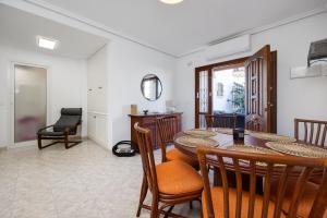 Telewizja i/lub zestaw kina domowego w obiekcie CB Living - Cozy condo with patio, Playa Flamenca