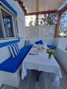 a blue and white room with a table and a window at Casa Azul do Cerro in Campeiros