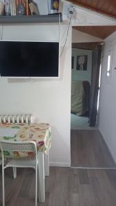 Televízia a/alebo spoločenská miestnosť v ubytovaní Sweet Apartment Suite Castelmerlo