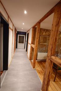 einen Flur in einem Haus mit Holzwänden in der Unterkunft Ferienwohnungen im Kreuztal in Neuwerk