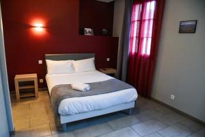 Postel nebo postele na pokoji v ubytování Hôtel du vieux pont