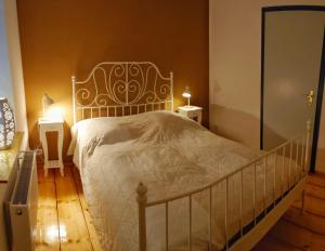 ein Schlafzimmer mit einem großen weißen Bett mit zwei Lampen in der Unterkunft Ferienwohnungen im Kreuztal in Neuwerk + 51 Fotos