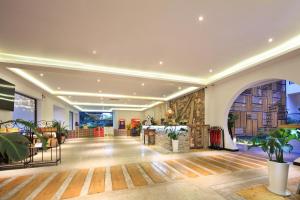 Hotel Del Moon في يانغتشو: غرفة كبيرة فيها طاولة وكراسي