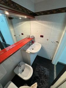 łazienka z umywalką i toaletą w obiekcie Oasi in centro w mieście Bari +2 zdjęcia