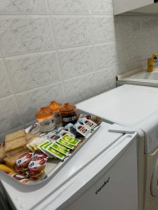 talerz jedzenia na lodówce w obiekcie Oasi in centro w mieście Bari