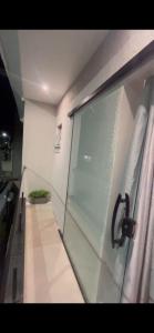 ViVale suítes في أرايال دو كابو: باب زجاجي في غرفة بها نافذة