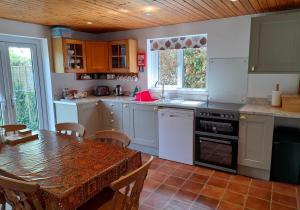 Η κουζίνα ή μικρή κουζίνα στο Pennycombe Cottage, Westerclose, Withypool