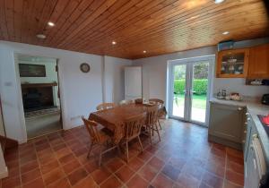 Η κουζίνα ή μικρή κουζίνα στο Pennycombe Cottage, Westerclose, Withypool