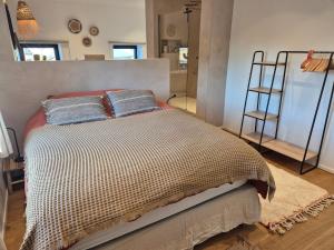 Postel nebo postele na pokoji v ubytování Chez Simone Liège, bain nordique