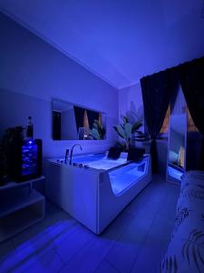 Un pat sau paturi într-o cameră la TROPICAL RHAPSODY - Jacuzzi & King Size a Torino Centro